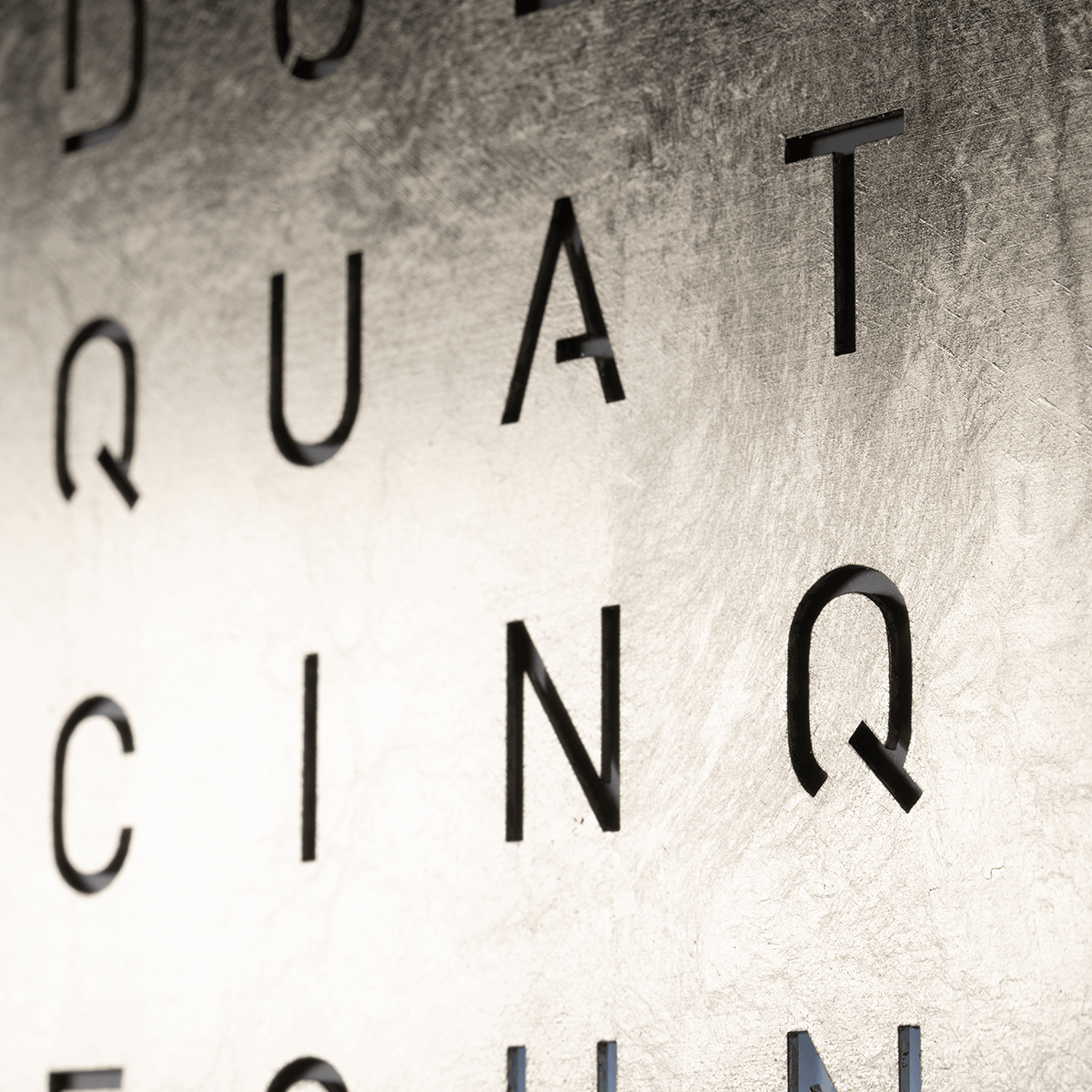 QLOCKTWO LG4BLPL QLOCKTWO EARTH 90 Creator's Edition Platinum
