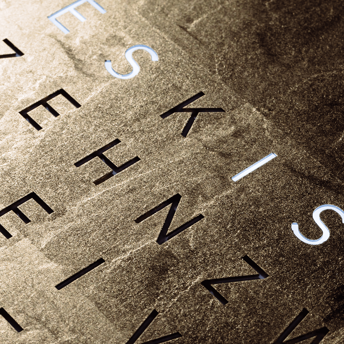 QLOCKTWO FCGD QLOCKTWO Earth 45 Frontcover Gold